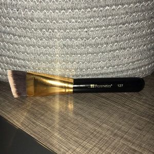 BH Cosmetics Sculpt and Blend 127 Angled Brush